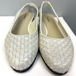 Trotters Women's Woven Metallic Cream Slip-On Flats